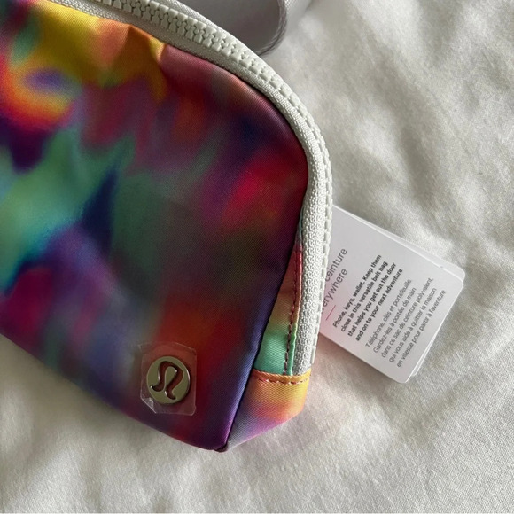 🆕 Lululemon Everywhere Belt Bag - Prism Wash Multi - Picture 2 of 6